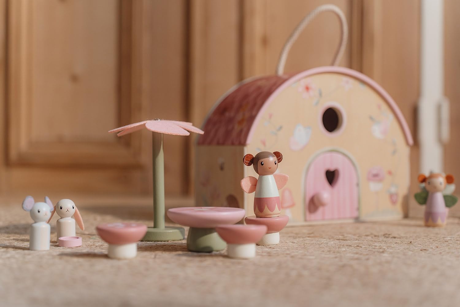 Little Dutch Feenhaus Puppenhaus aus Holz tragbar und aufklappbar mit viel Zubehör und Spielfiguren rosa