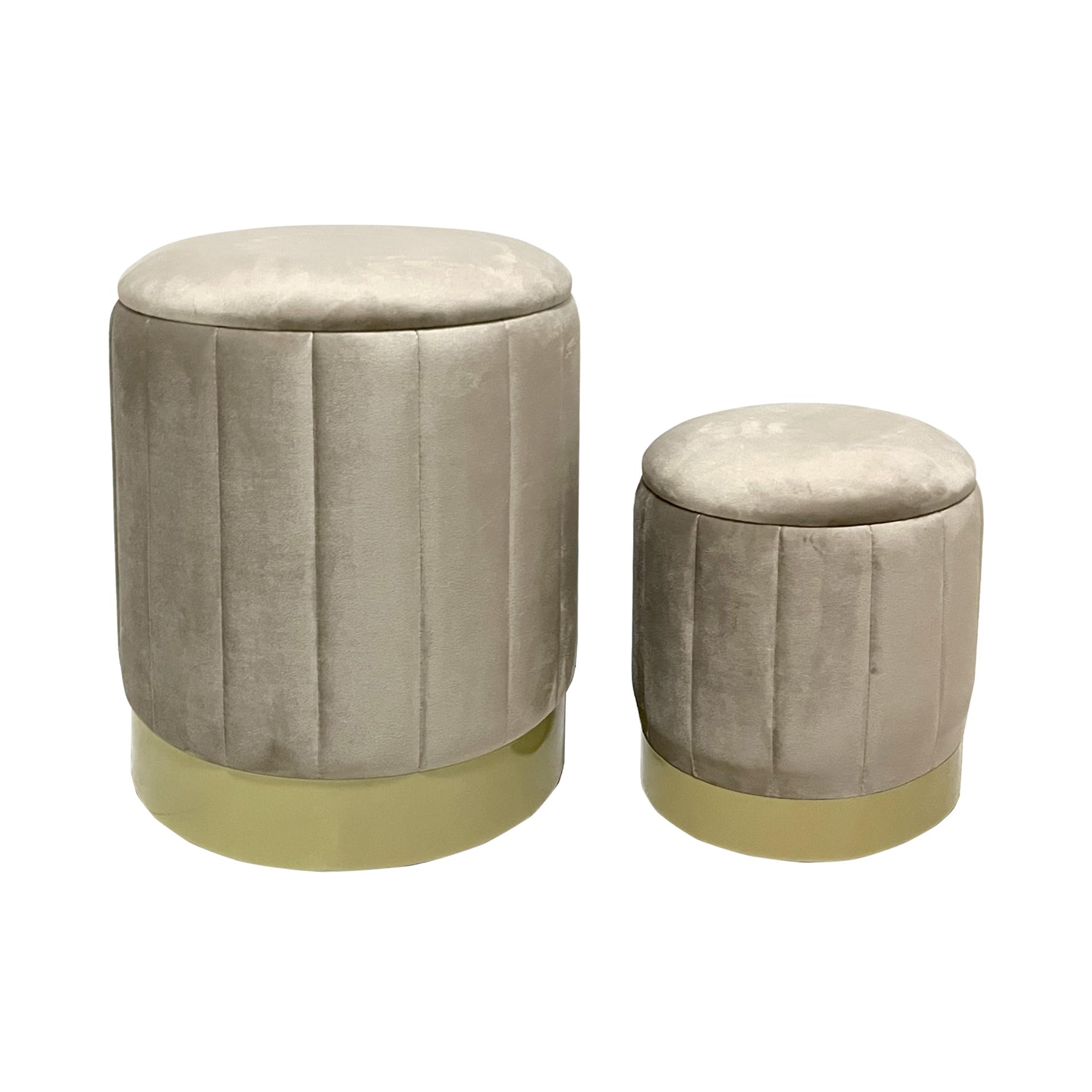 Poufs en velours beige parfaits pour ranger le salon et accueillir vos invités