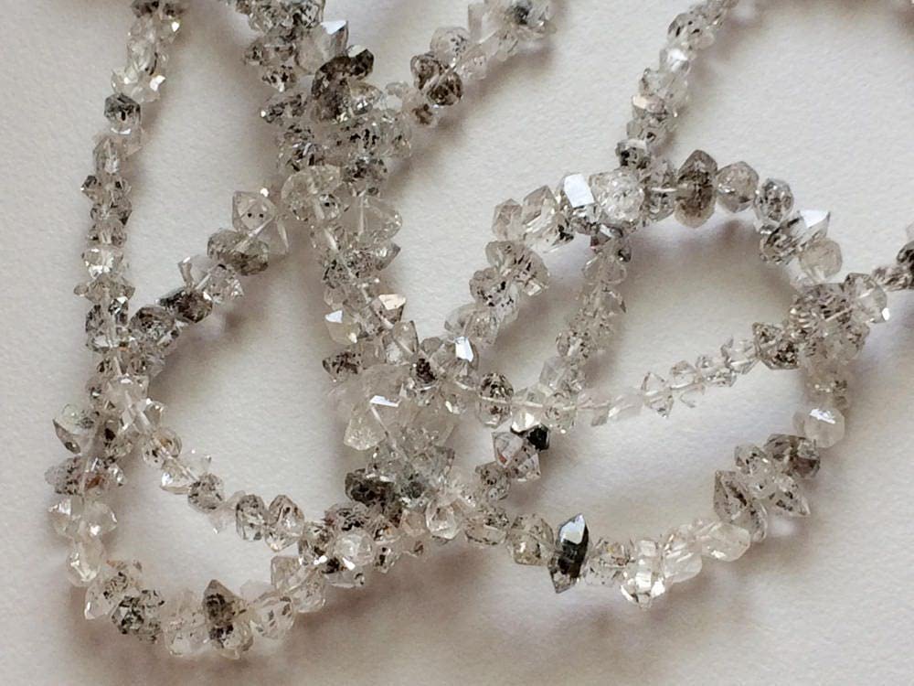 Koraliki kwarcowe z diamentem Herkimer o średnicy 8–9,5 mm, bryłki surowego diamentu kwarcowego, surowy diamentowy kwarc nawiercany pośrodku (opcje od 4 cali do 8 cali) – AS5011, 8–9,5 MM