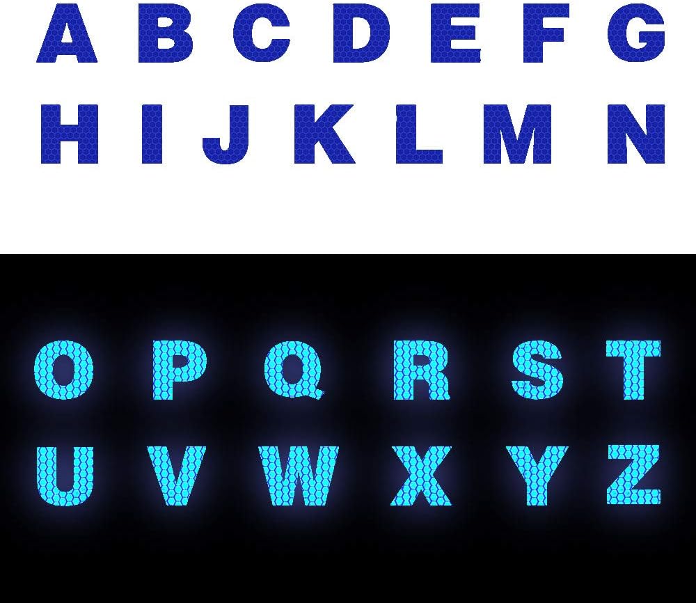 casco da moto con fiamme blu