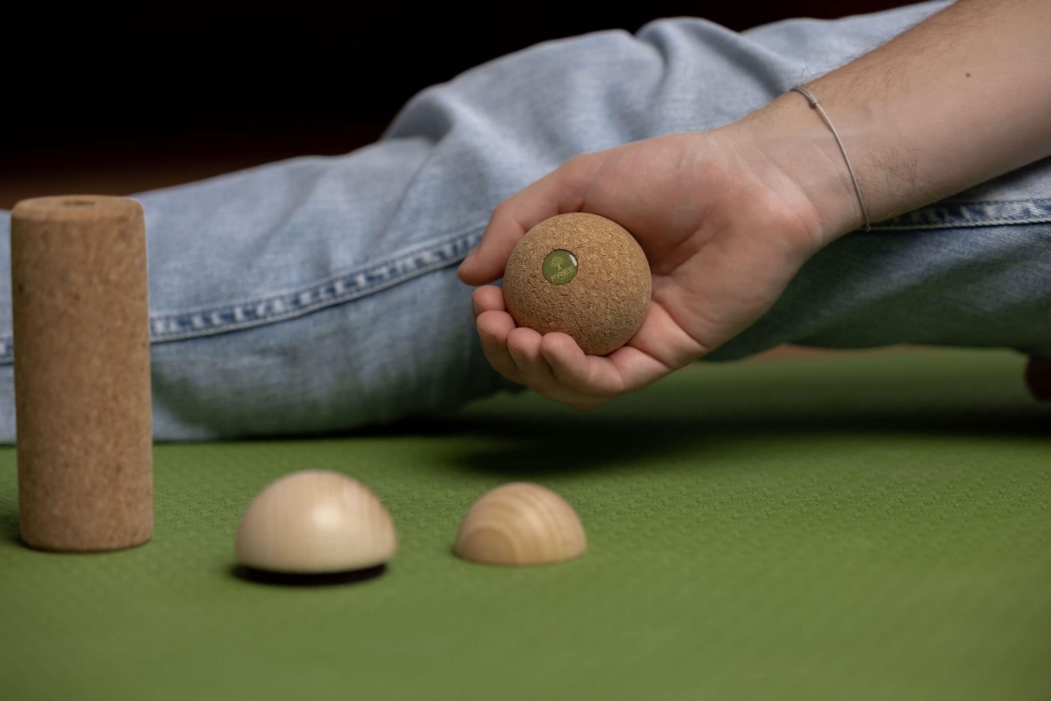 Fußtrainerset | Minifaszienrolle sowie Kugel aus Kork und Triggertool Set aus Holzhalbkugeln 5 & 6 cm | 4-teiliges Set Faszienball und Massagerolle mit Holzständer | inkl. Beutel