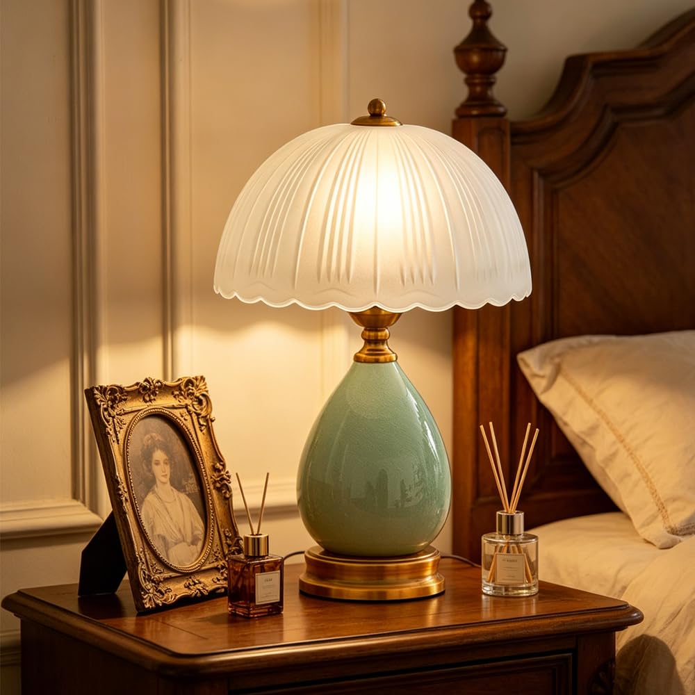 Lampada da tavolo moderna in ceramica, corpo lampada in ceramica, paralume in vetro, base in metallo, lampada da tavolo per soggiorno, adatta per camera da letto e soggiorno (Verde acqua)