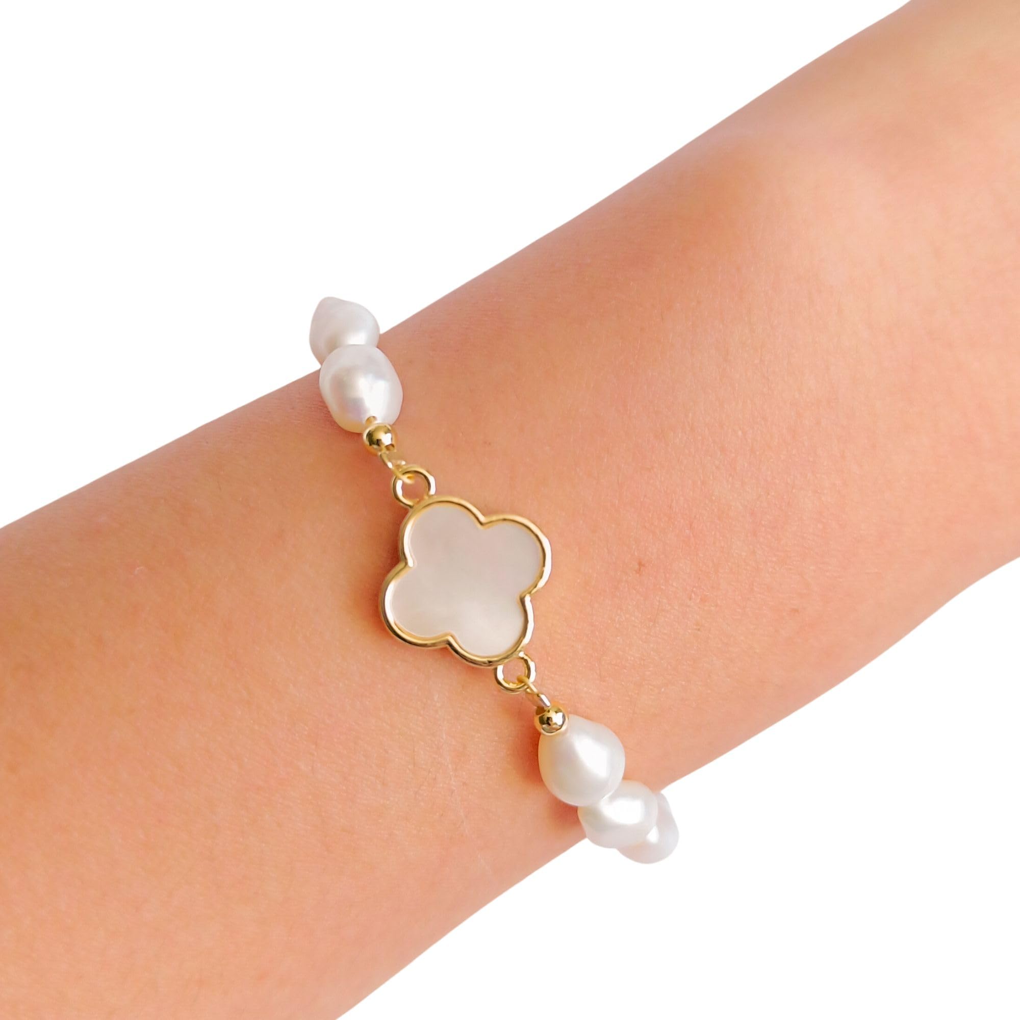 Bracelet Perles d'Eau Douce avec Pendentif en Nacre Trèfle à Quatre Feuilles - Cadeau de prestige - Bijoux Femme Tendance