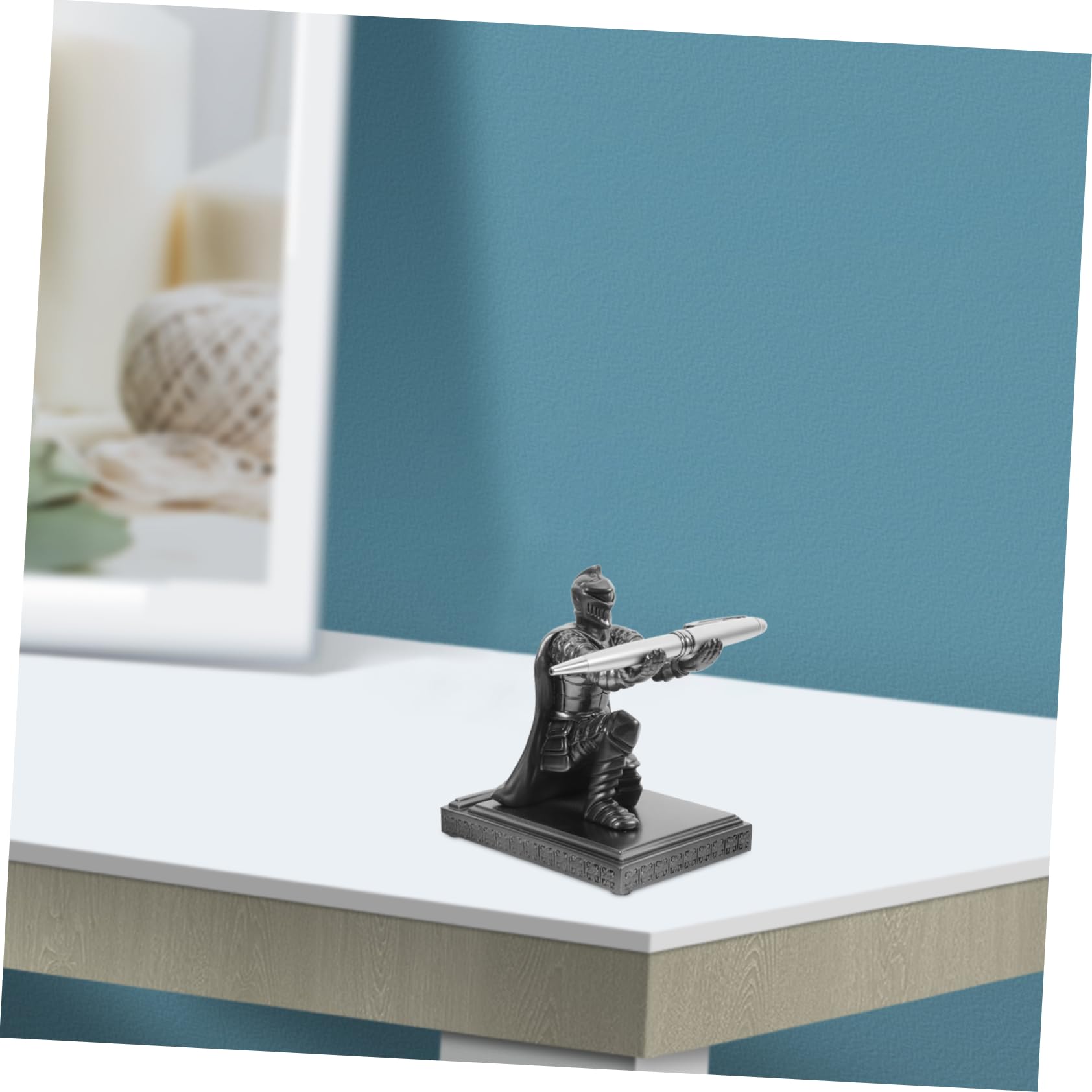 DOITOOL Portapenne Statua Cavaliere in Resina Portapenne Singolo Per Supporto Multifunzionale Per Ufficio e Casa Decorazione Scrivania