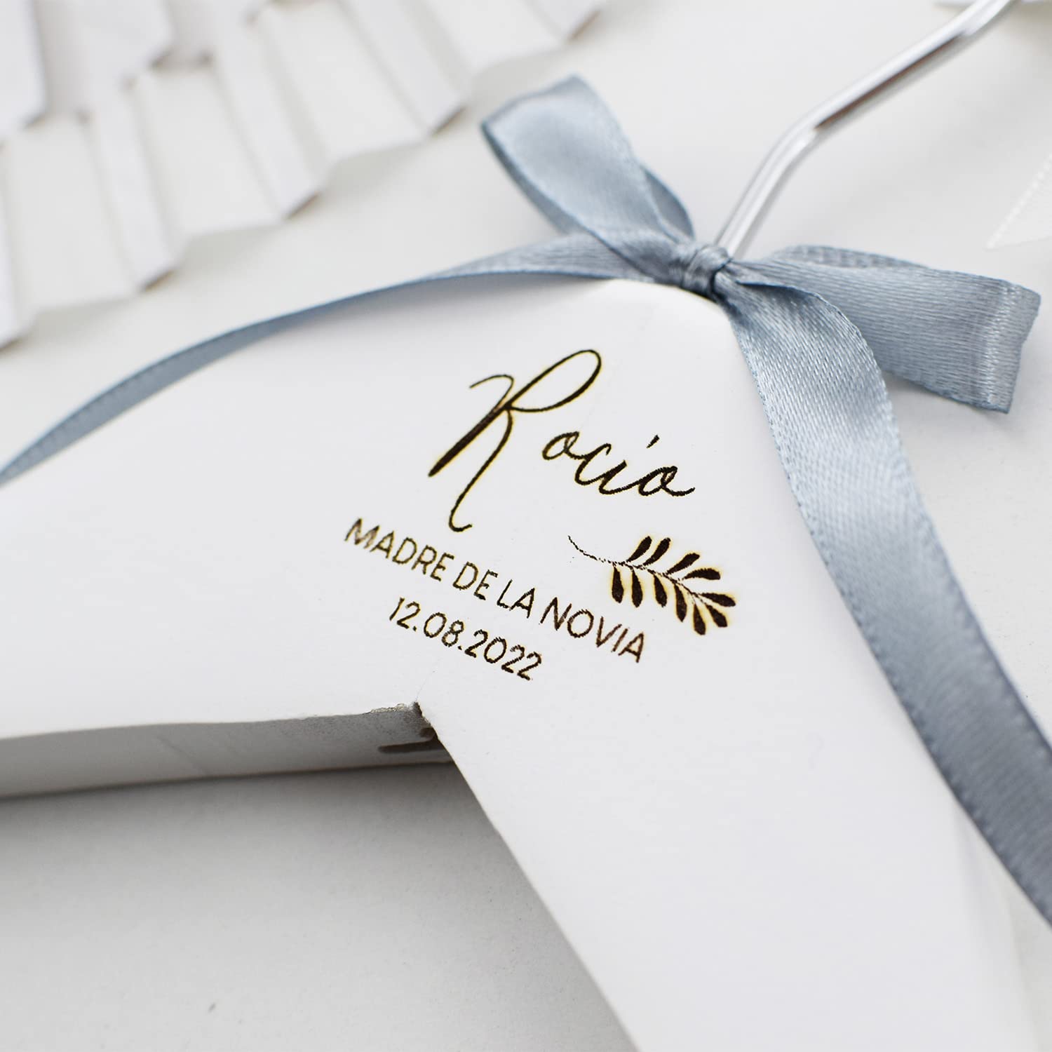 Percha personalizada grabada a láser perfecta para regalar a la madrina, la madre de la novia, la novia, la hermana de la novia... Nombre estilo lettering.