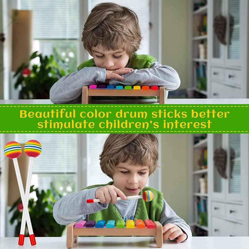 De Tekst Van Hello Augustus Van Kleurrijke Brieven En Spiraalvormige Multi Colored Ronde Lolly Op Stok Houten Blauwe Achtergro Image138963646