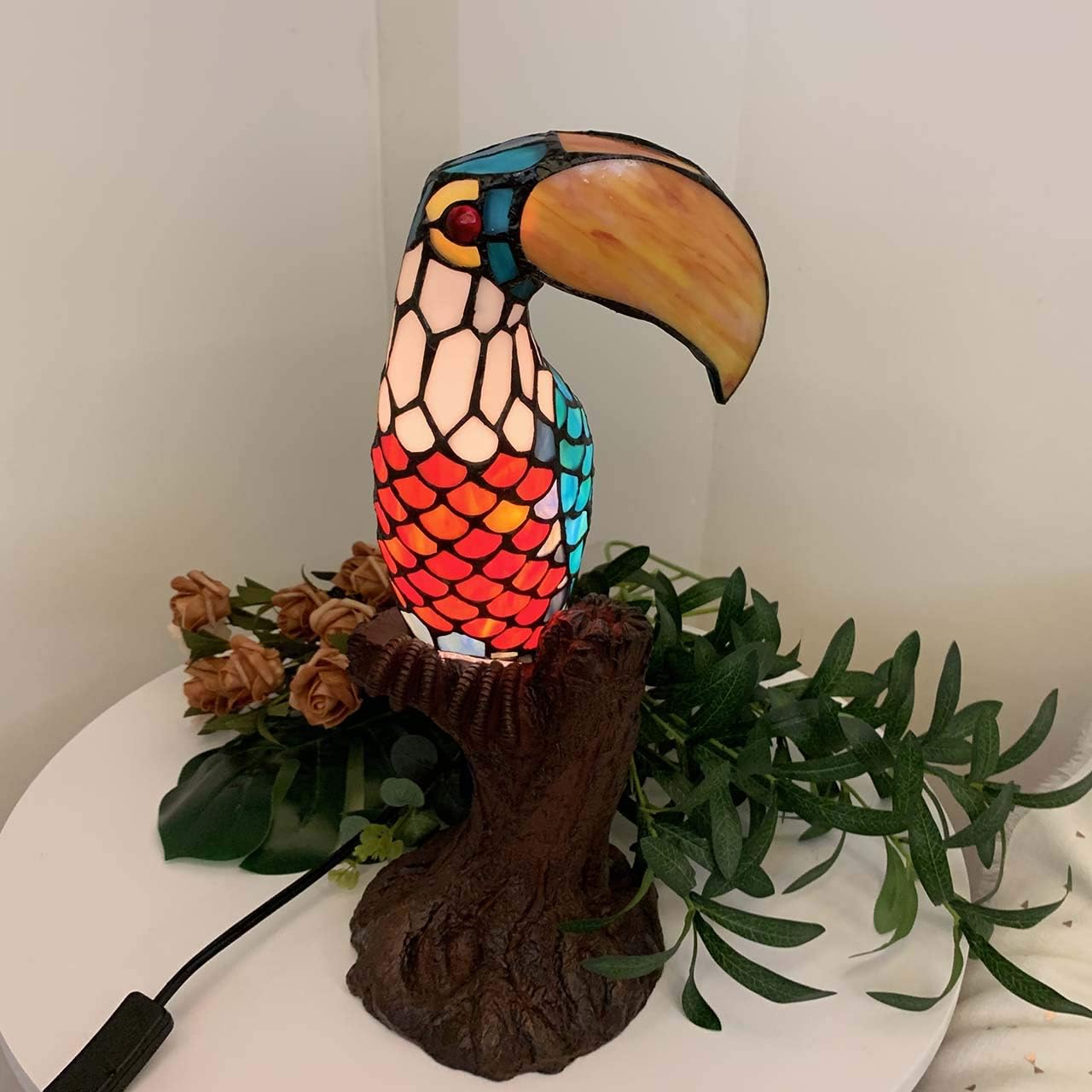 Bieye L30813 Lampada da tavolo decorativa in vetro colorato in stile Tiffany con tucano su tronco d'albero, luce notturna. Altezza 16,25 pollici