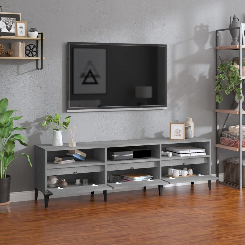 Mobile TV grigio cemento in legno multistrato e metallo 150x30x44,5 cm con ampio spazio portaoggetti, ripiani e scomparti per soggiorno, base supporto televisore e consolle