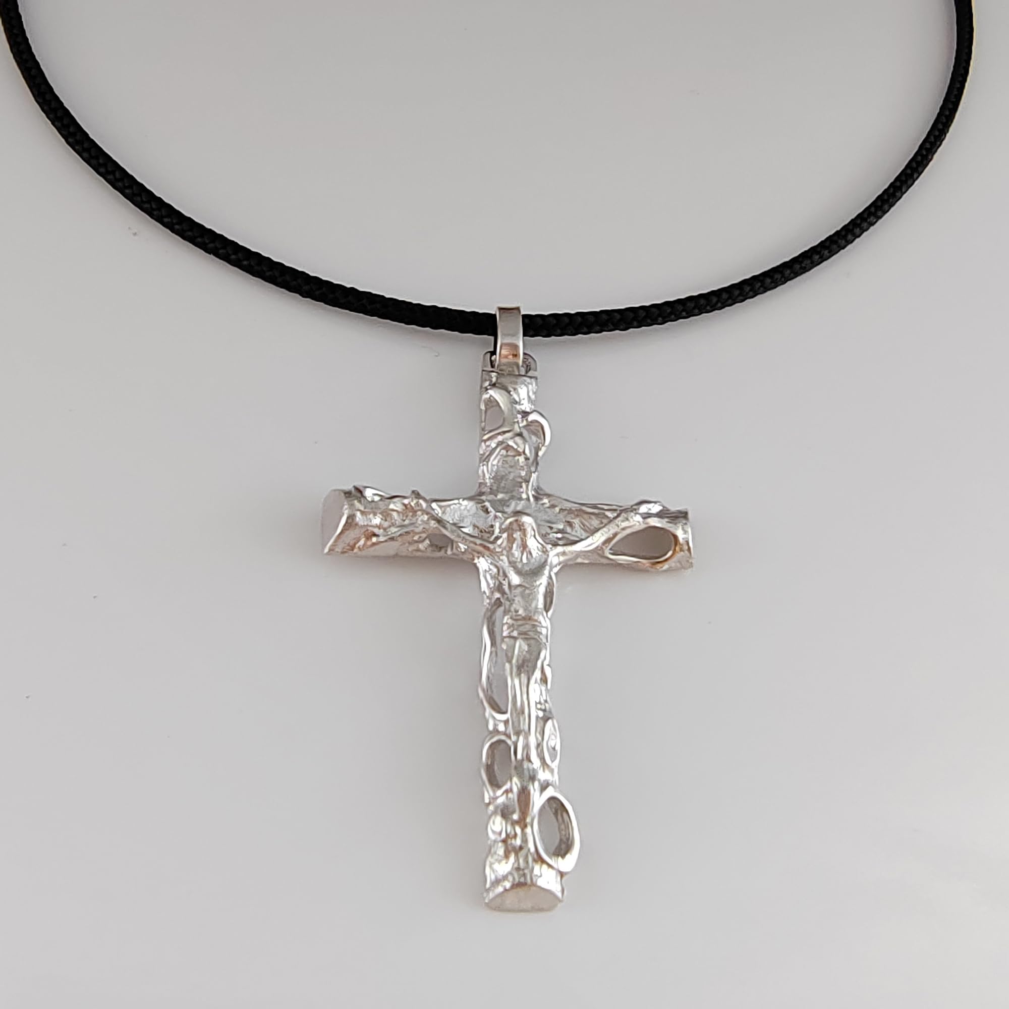 Gioielli Aurum Collana con Croce Crocifisso in Argento 925 e Cordino Nero, Ciondolo Religioso Uomo Donna, Design Lavorato