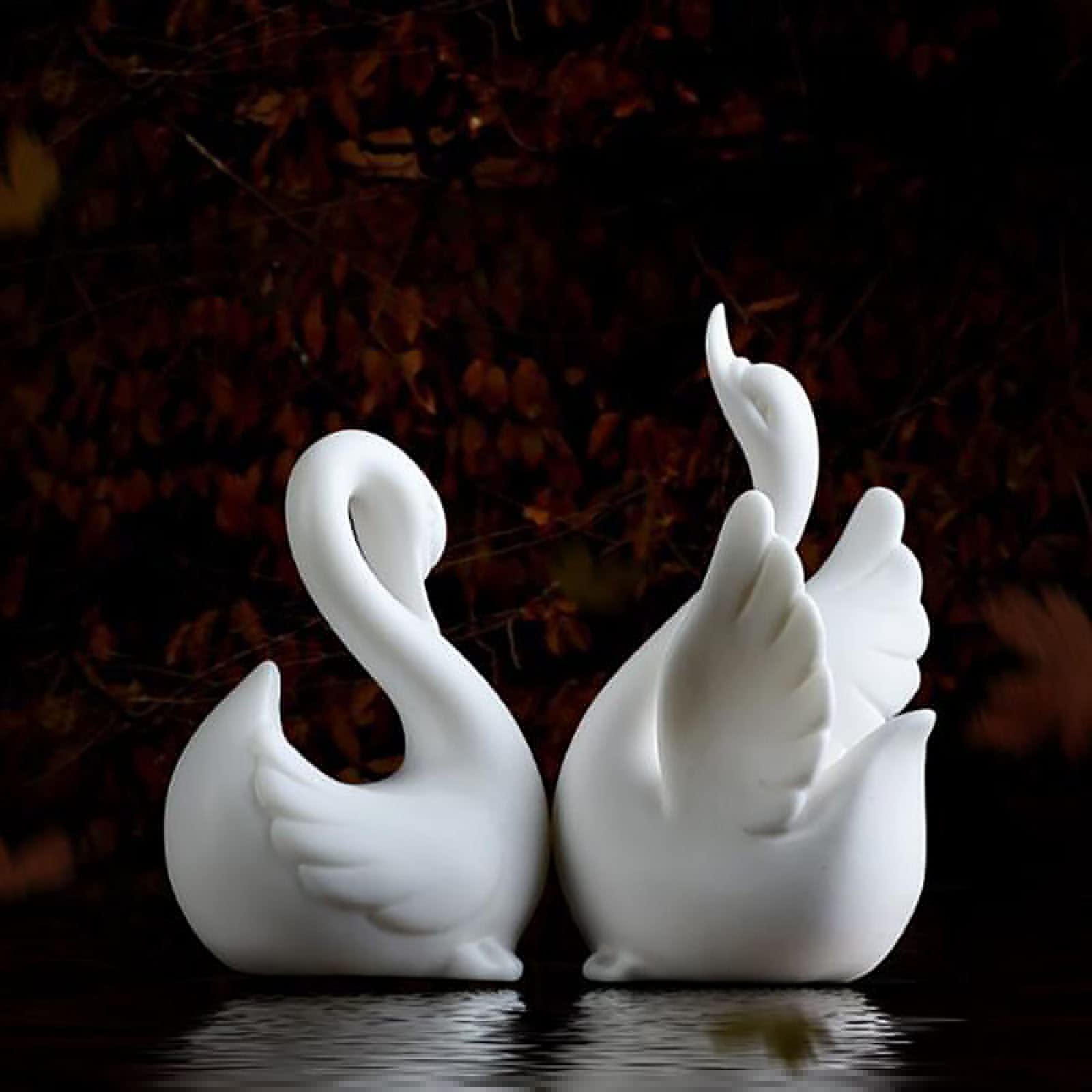 Cygne figurine en céramique pour remplacer les bibelots démodés