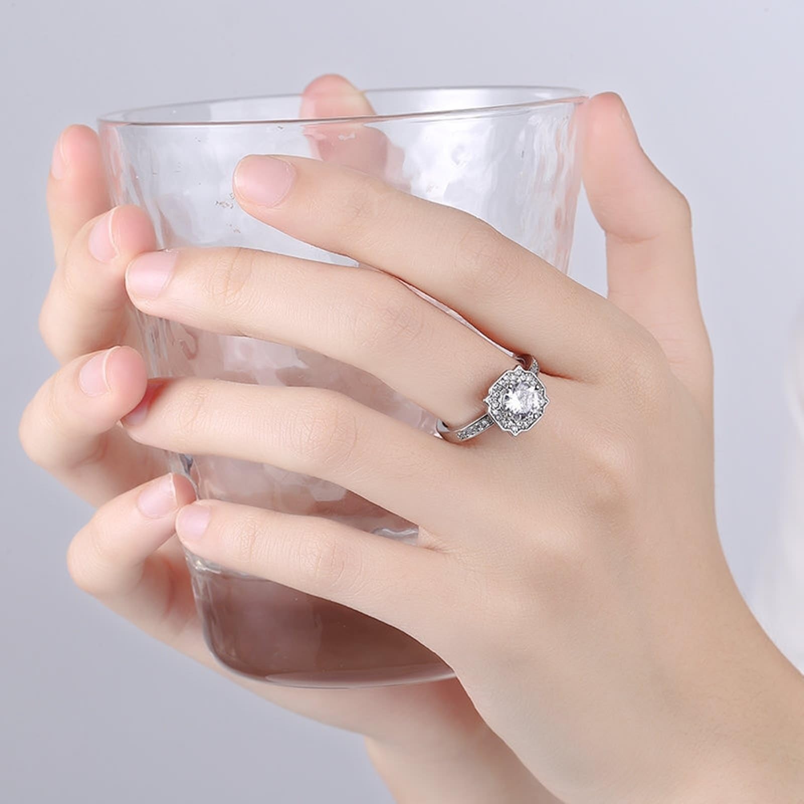 Modny pierścionek unikalna obrączka ślubna z białego złota 18K laboratoryjny diament kwiat z cyrkonią rozmiar H 1/2 moda dla cioci biżuteria noworoczna