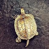 Elegante Schildkröte Figur Amulett Desktop Dekorative massive Messing Skulptur aus Originalmodell, schöne chinesische Skulptur im antiken Stil-Feng Shui Schildkröte oder Feng Shui Schildkröte - Was repräsentiert es? Eine Schildkröte schützt oder verbessert nicht nur, sondern hilft auch bei der Erdung der Energie und verleiht dem Subjekt eine stabile Karriere, Gesundheit und Wohlstand. Wenn sie anwesend sind, ziehen sie das Glück des Reichtums an und generieren Einkommen und Geschäftsmöglichkeite