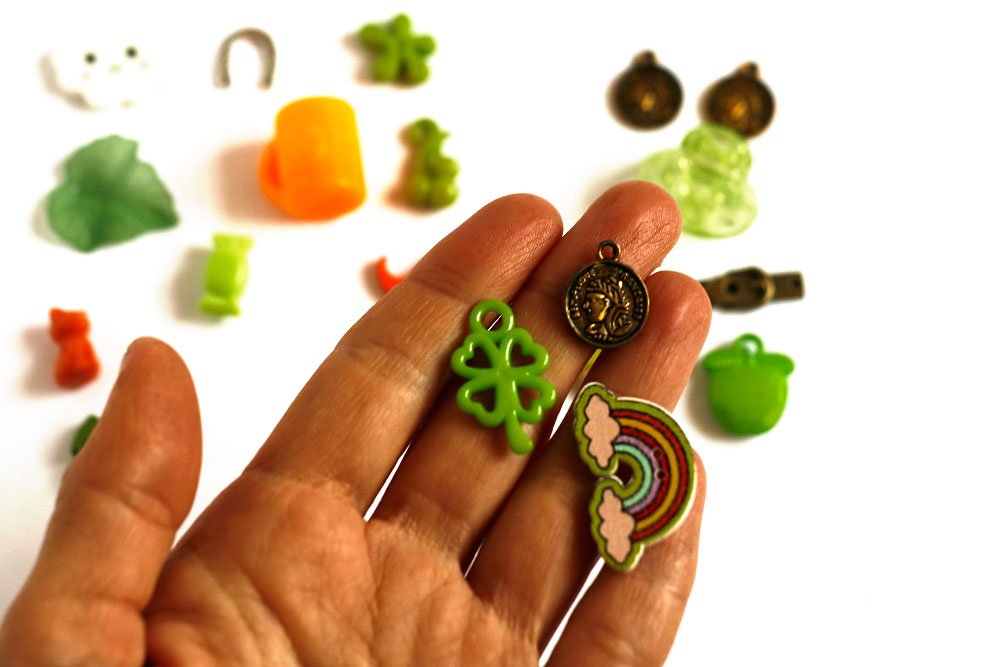 St. Patrick Theme I spy trinkets, 1-3cm, Set of 20