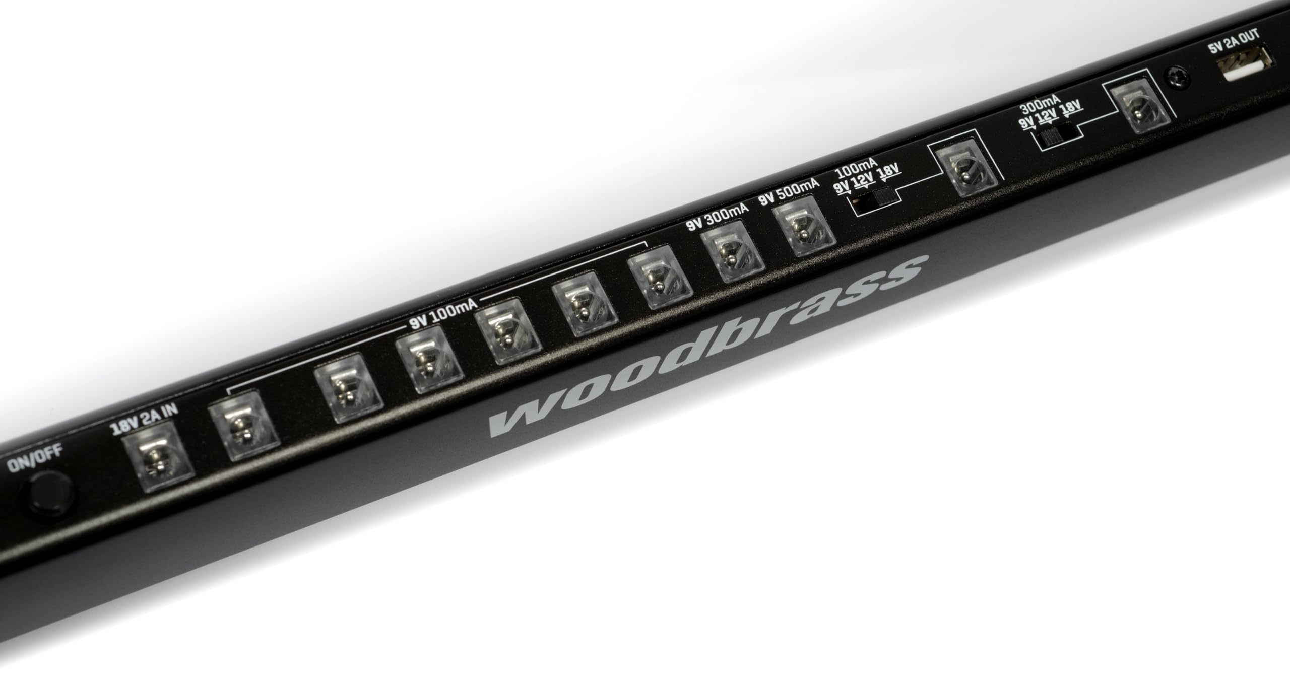 Woodbrass PB50-POWER Pedalboard alimenté avec housse de transport matelassée - Solution robuste et polyvalente pour 10 pédales d'effets guitare et basse : Parfait pour la maison, répétition et scène