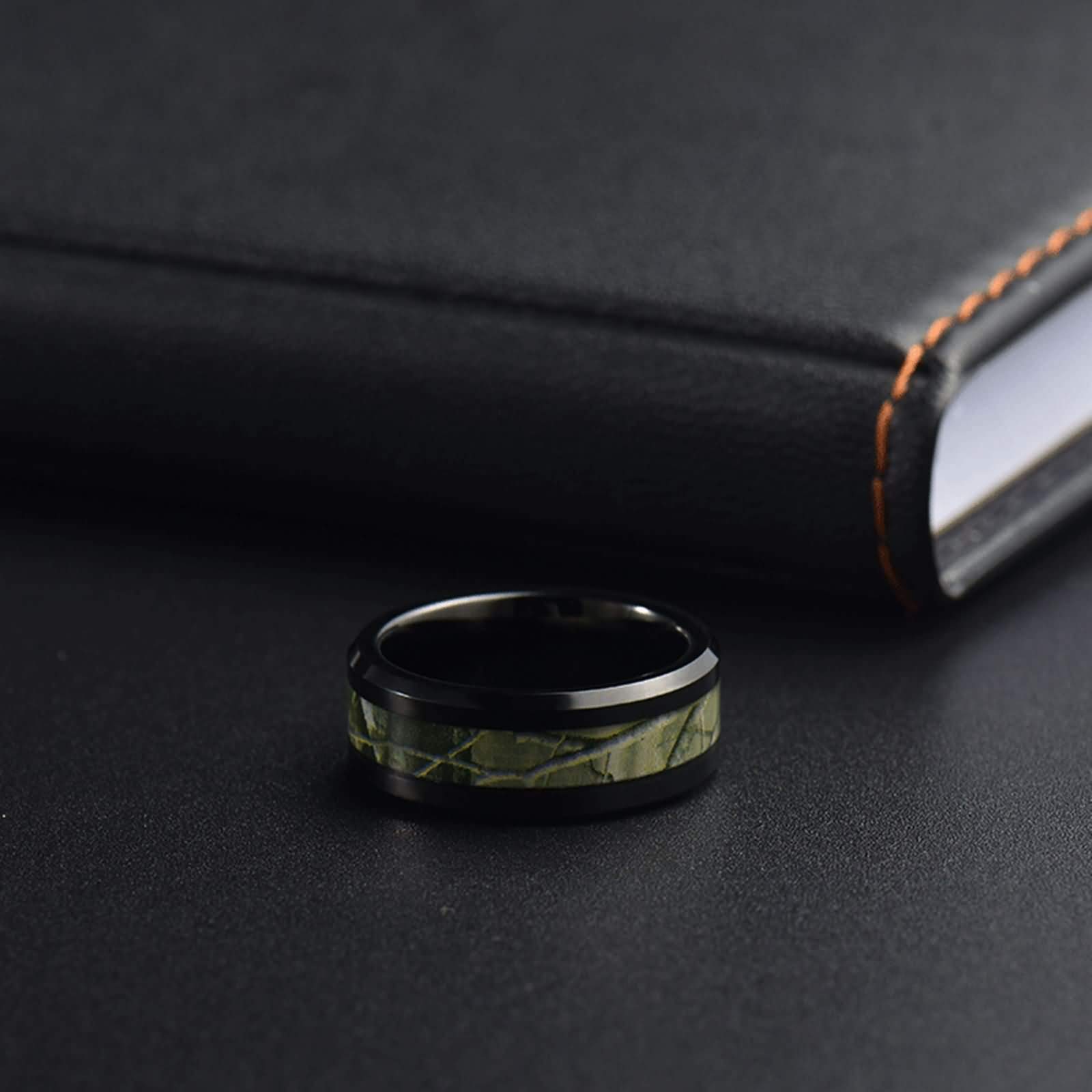 Anello Nuziale Uomo Anello con Intarsio Motivo Mimetico Anello Uomo con Incisione Personalizzata 8MM Anelli Tungsteno Nero Verde Misura 12-31