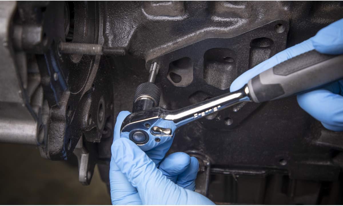 บุคคลกำลังใช้ซ็อกเก็ตต๊าป Sealey ร่วมกับประแจวงล้อขันบล็อกเครื่องยนต์