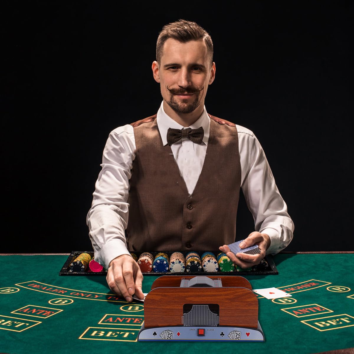 Alasum Macchina Mescolatrice di Carte Elettrica in Legno per Poker e Bridge, Dispositivo Automatico per 2 Mazzi, senza Batteria, Accessorio per Giochi da Tavolo e Competizioni