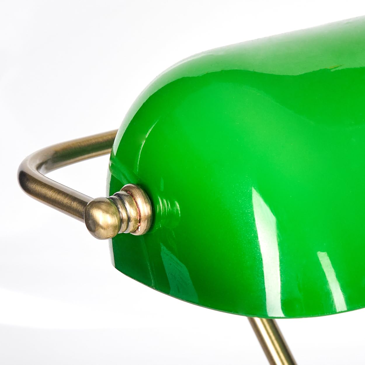 HOFSTEIN Tischleuchte Havsta, Tischlampe aus Metall/Glas in Messing/Grün/Weiß, traditionelle Bankerlampe, Schreibtischlampe für Büros im Retro/Vintage-Design mit Zugnschnur, Höhe 37,5 cm, 1 x E27