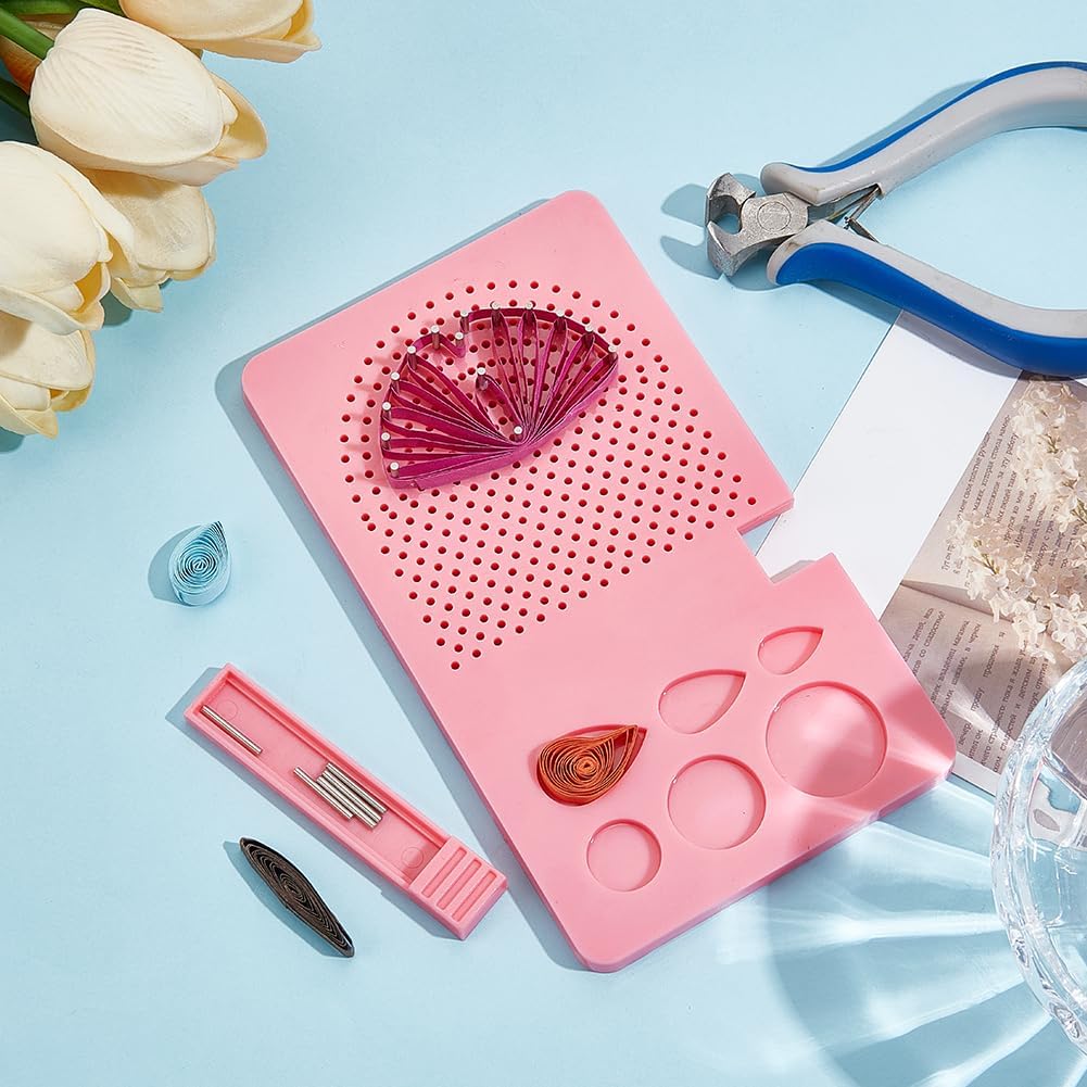UNICRAFTALE 1 Set Plastic Guide Quilling Board Light Coral Quilling Tool Quil Board with Pins Storage Box Wire Jig Kit Wire Wrapping Tools 20Pcs Roots Needle Plate for DIY Petal Leaf Shapes