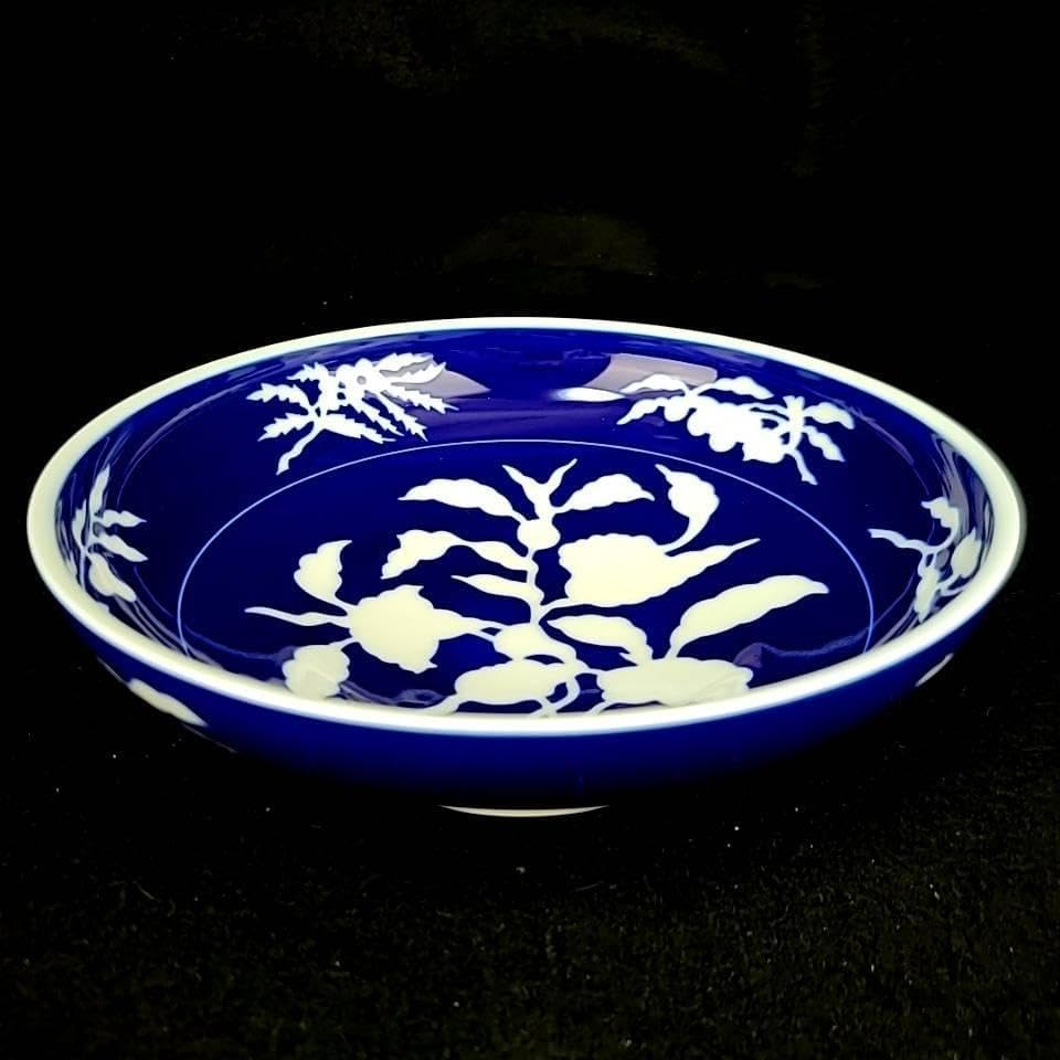 深川製磁 草花折枝白抜紋 盛鉢 箱つき 深川製 瑠璃 草花