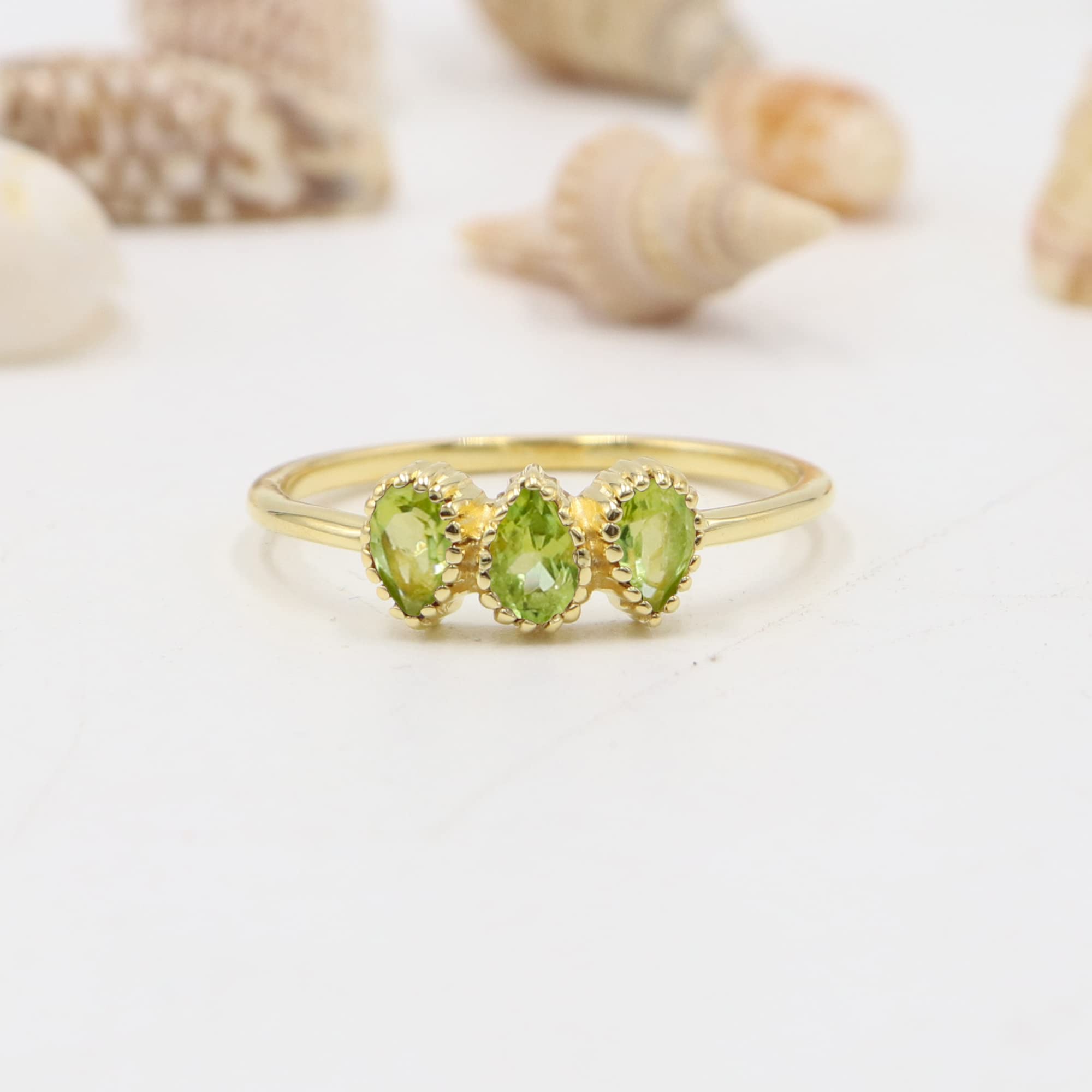 Anello peridoto, anello in argento, anello minimalista, anello peridoto, anello con pietra portafortuna di agosto, anello di promessa, anello fatto a mano in argento, anello per lei