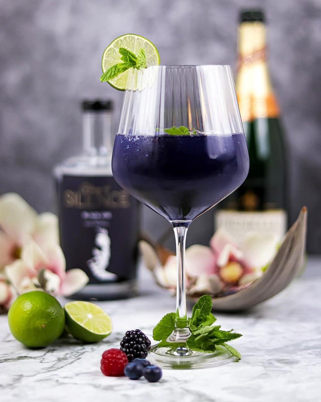 Glory of Silence Black Gin (1,5 l) | Schwarzer Gin mit fruchtiger Note aus Holunderblüte und Brombeere
