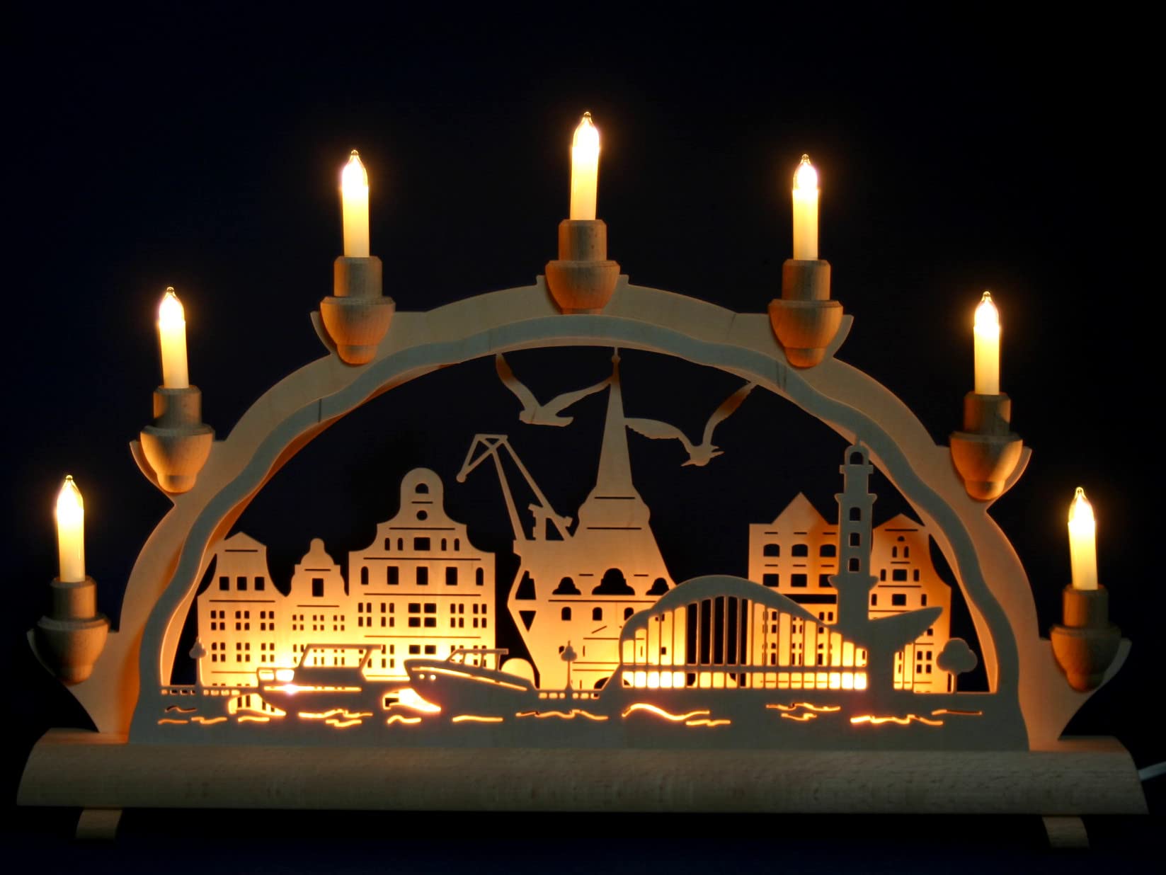 Schlick & Türk Schwibbogen Rostock/Warnemünde - Stadtmotiv - 51cm, 7 Kerzen + Vorbeleuchtung - Feine Handarbeit aus dem Erzgebirge - Weihnachten erzgebirgischer Lichterbogen