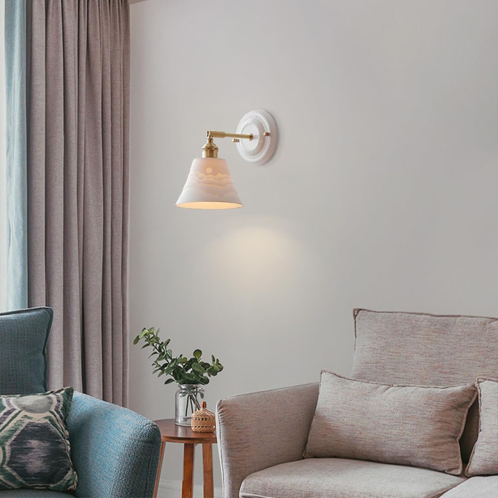 Nordycka biała mosiężna lampa ścienna z ceramicznym kloszem przewodowym, nowoczesny styl, idealna do sypialni, sypialni, kuchni, salonu lub korytarza.
