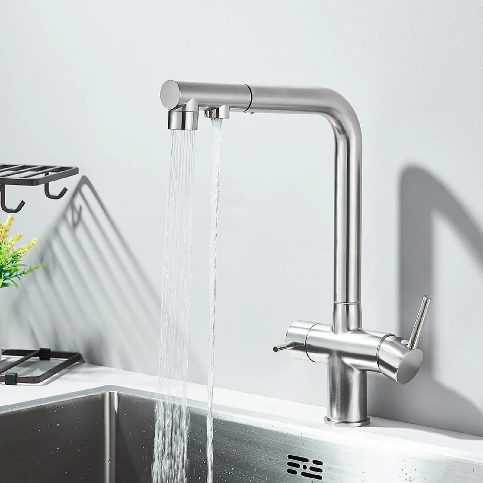 Robinet de cuisine à eau pure filtrée et son bec extractible pivotant 2 modes en nickel brossé