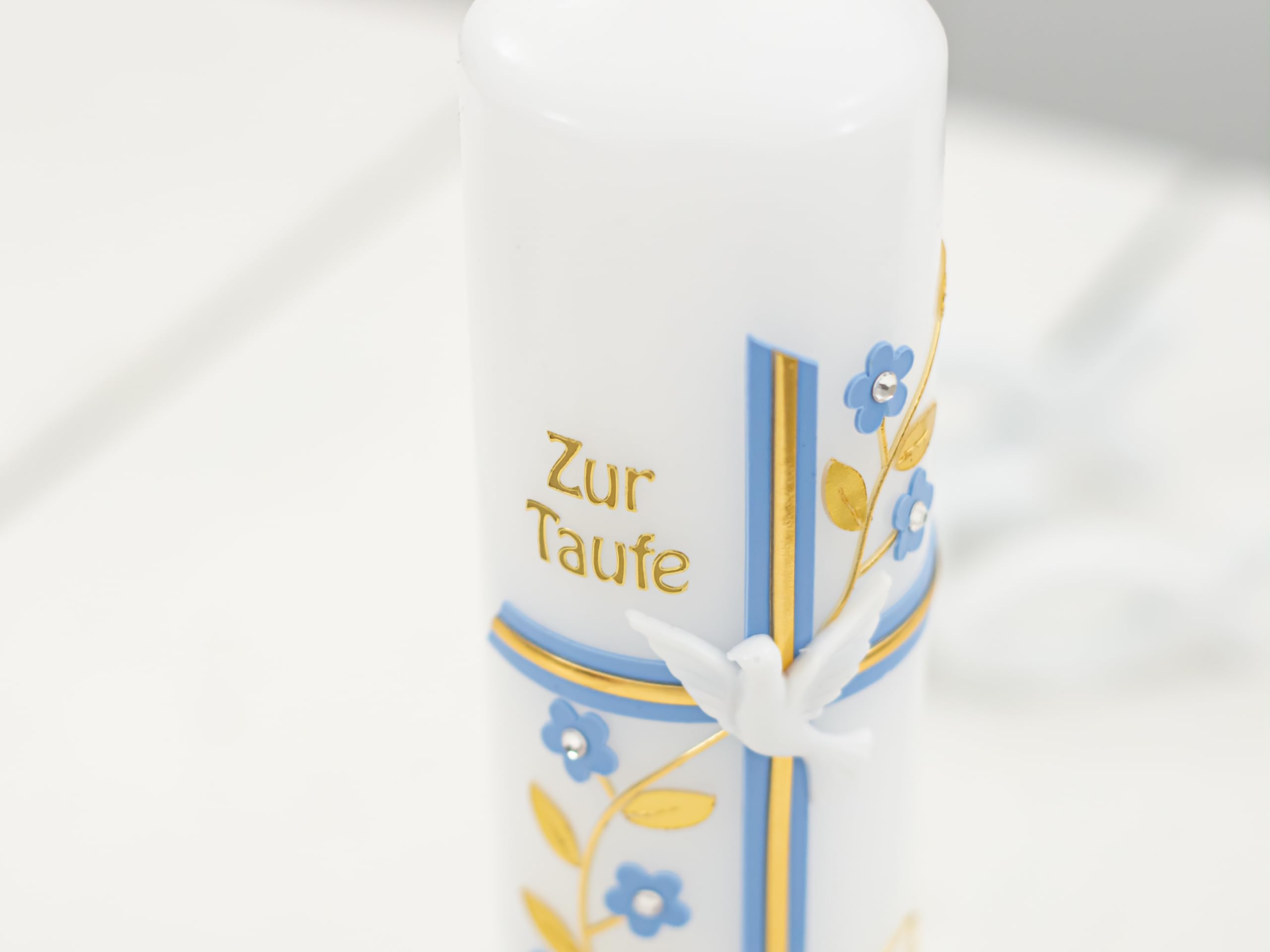 Taufkerze Lorenzo personalisiert mit Name und Datum, individuell und mit Echtwachs handverziert für Junge und Mädchen