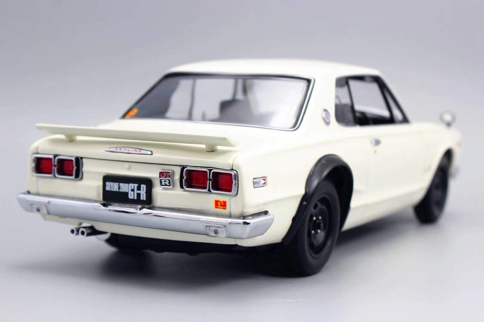 Amazon | KYOSHO 1/18 スカイライン 2000 GT-R KPGC10 ホワイト 完成品