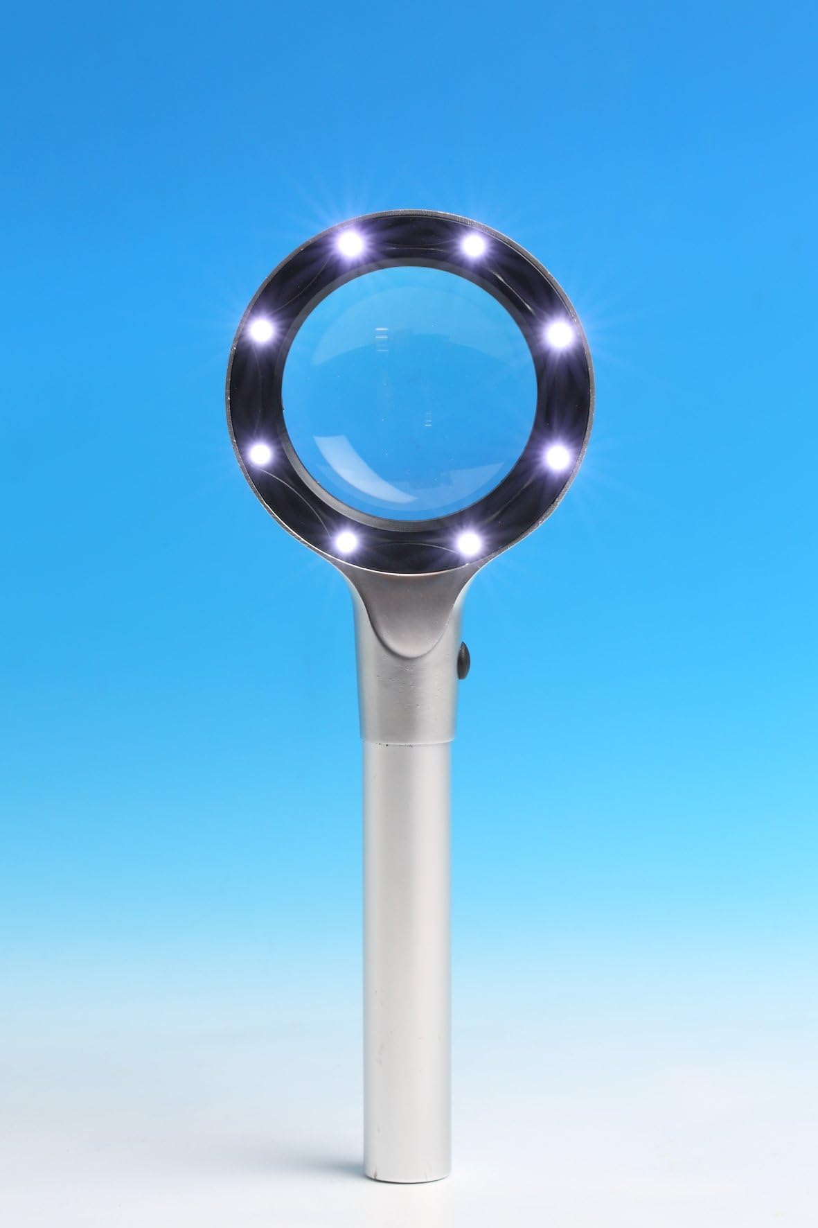 MG 3335 Hand-Held Magnifier with 8 LED Lights / with Glass Lens / 5x Magnification / 55mm Lens Diameter / with 2x AA Batteries / 2-Level Controller (4x and 8x Illumination) / Made From Sturdy Die-Cast Aluminium / 1x Microfibre Cloth / 1x Bottle of Cleaner 30ml / 1x Protective Case / 1x Cheque Card Magnifier (Fresnel Lens)