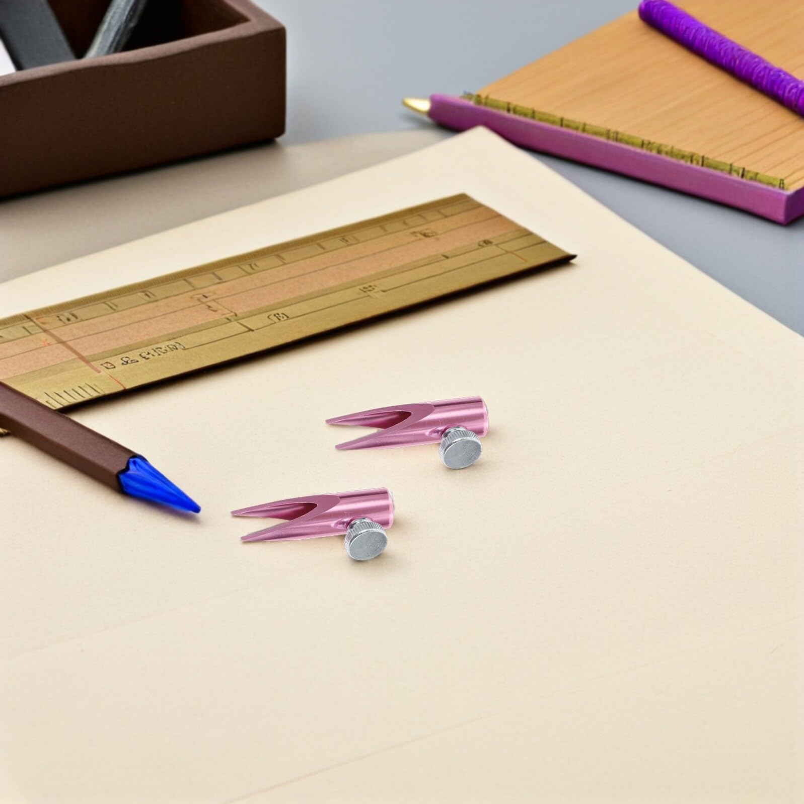 FRCOLOR 12stücke Anspitzer für Augenbrauenstifte und Stifte Tragbarer Make-up-anspitzer aus Aluminiumlegierung Geeignet für Schule Büro Skizzieren im Freien