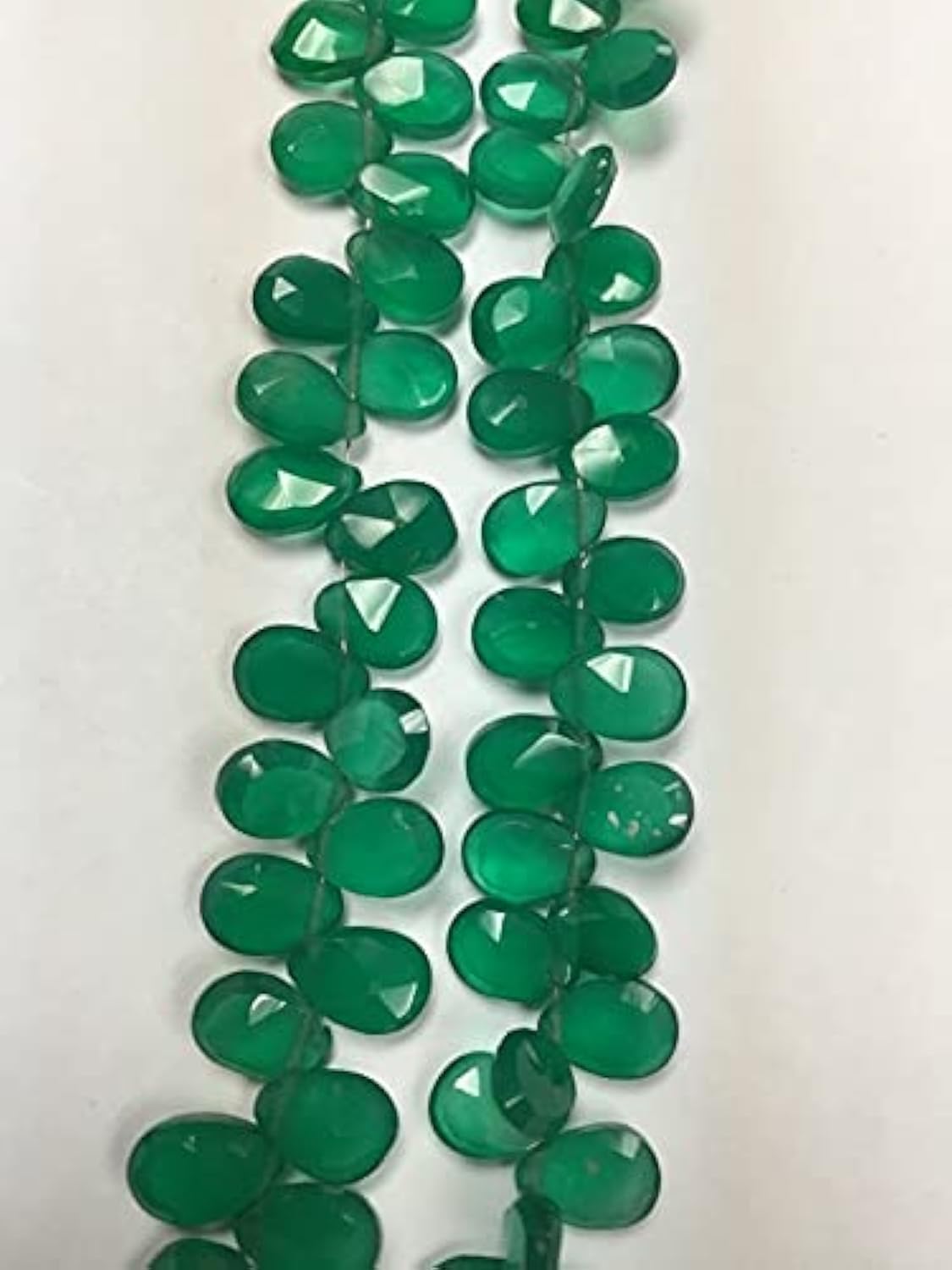 Onyx vert perles facettées poire de taille régulière pour éviter les casses lors de la création