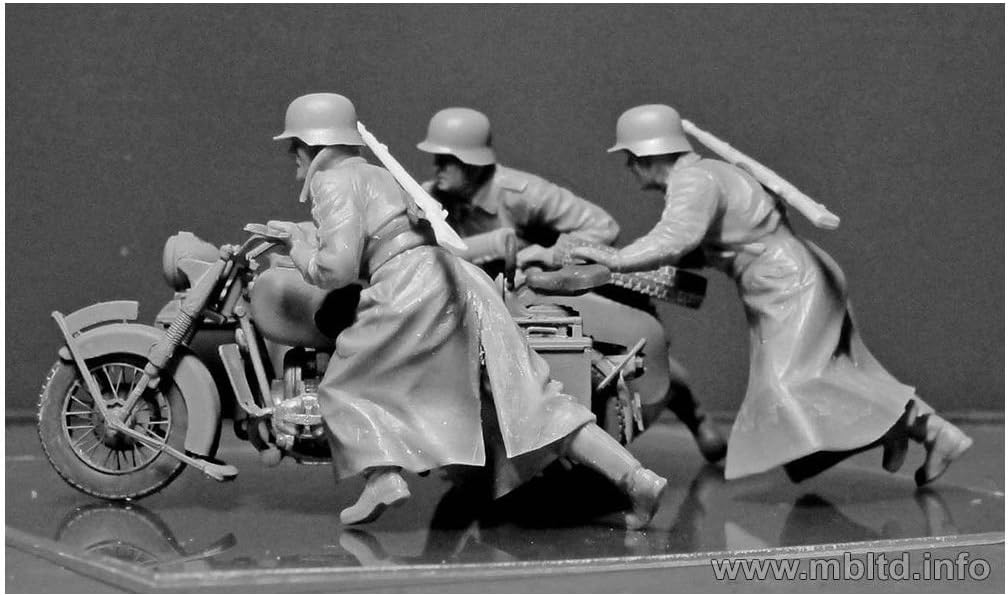 Master Box Plastic Model Figures German Motorcyclists, WW|| ERA 1/35 35178
