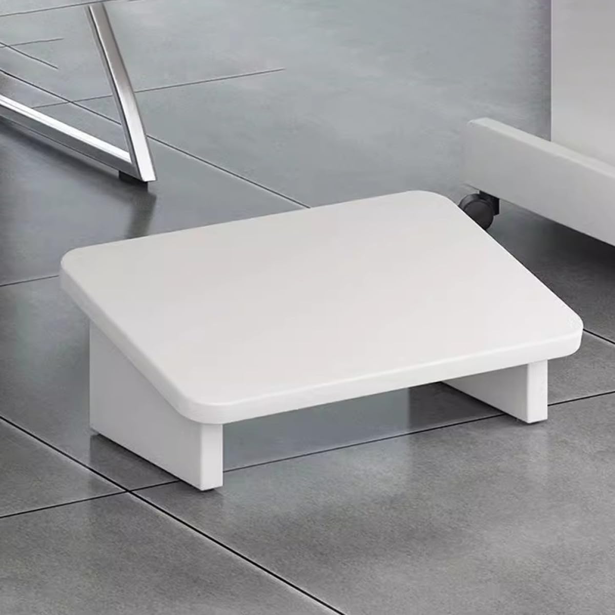 Poggiapiedi in Legno Bianco Antiscivolo, Ergonomico per Casa e Ufficio | Design Leggero, Supporto Inclinato, Uso Sotto Scrivania e Accanto al Letto