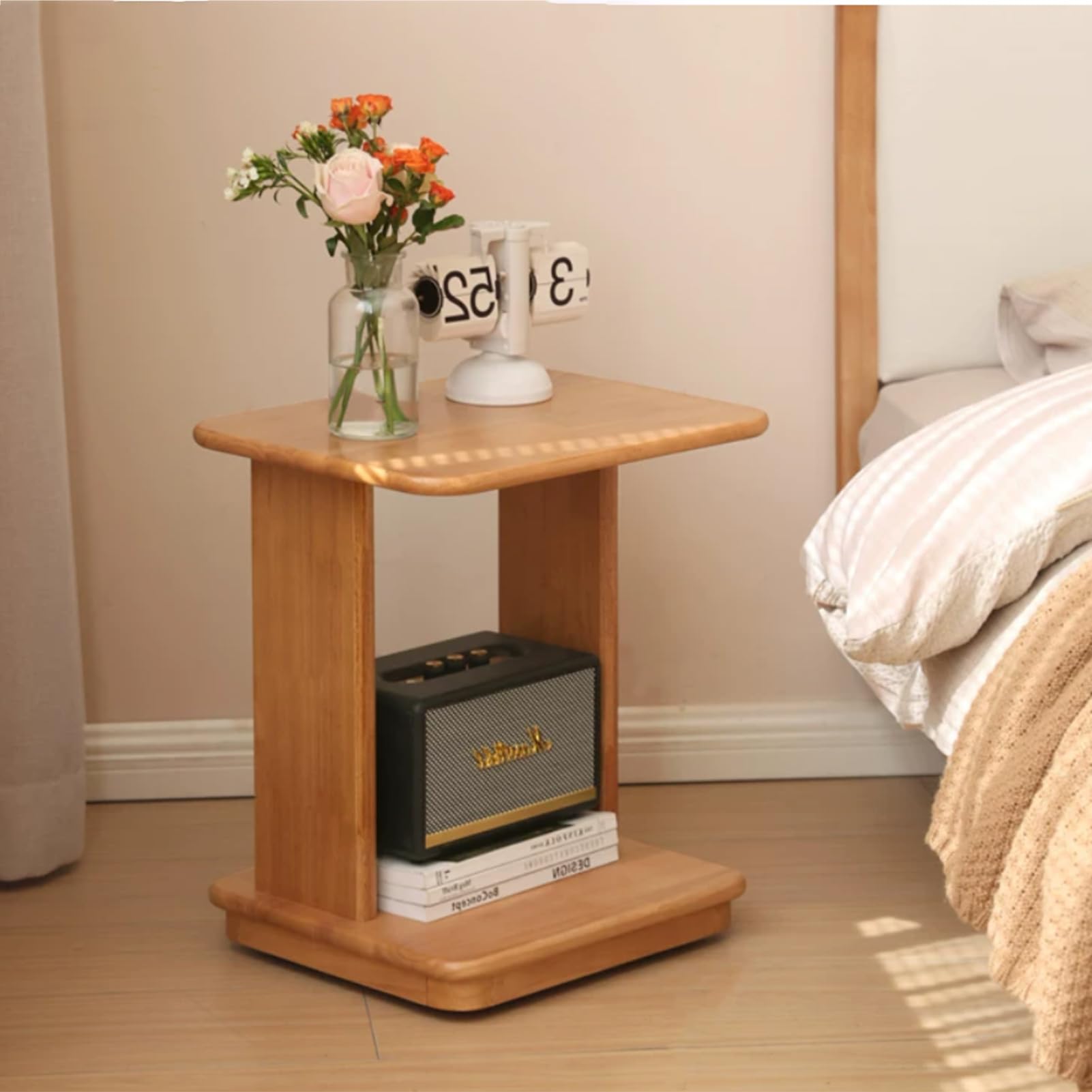 Mesita Auxiliar en Forma de C de Madera Maciza con Ruedas y Dos Niveles | Mesa de Centro Pequeña Móvil para Salón, Sofá o Sillón | Fácil de Mover y Ahorra Espacio | 35x45x50 cm (Color natural)