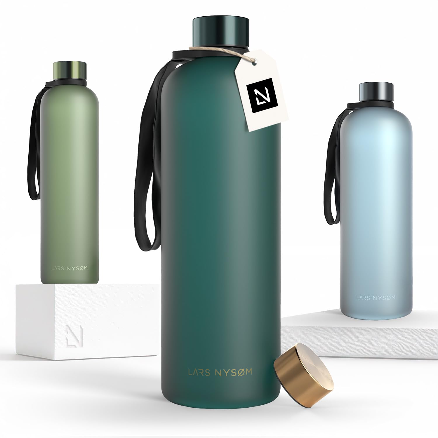 LARS NYSØM Trinkflasche 1 5l | Wasserflasche 1500ml | Ultraleichte Tritan Sport Flasche auslaufsicher, Kohlensäure geeignet - für Sport, Büro, Yoga | 2 Deckel inkludiert (Green - Gold, XL 1500ml)