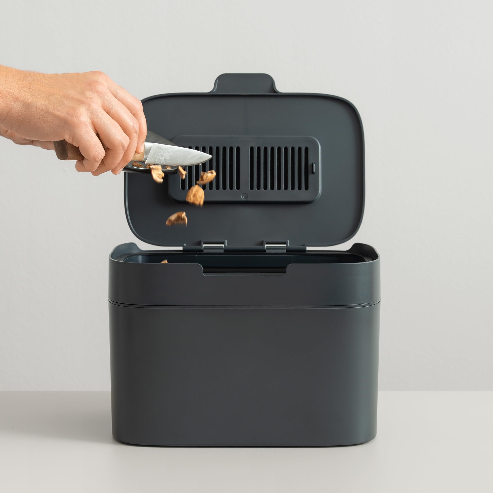 KAZAI. Bio-Mülleimer 'Elin' | 4,5L Kompost-Eimer mit Kohlefilter | Geruchsdicht, Spülmaschinenfest, inkl. Innenbehälter | Biomüll-Behälter für die Küche | Graphite-Schwarz