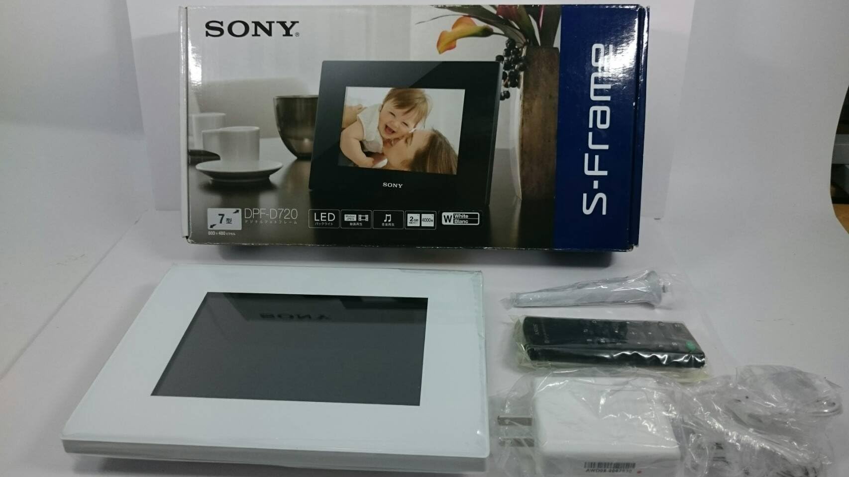 Sony Digital Photo Frame S-Frame D720 7.0 Type, 2GB Internal Memory, White, DPF-D720/W