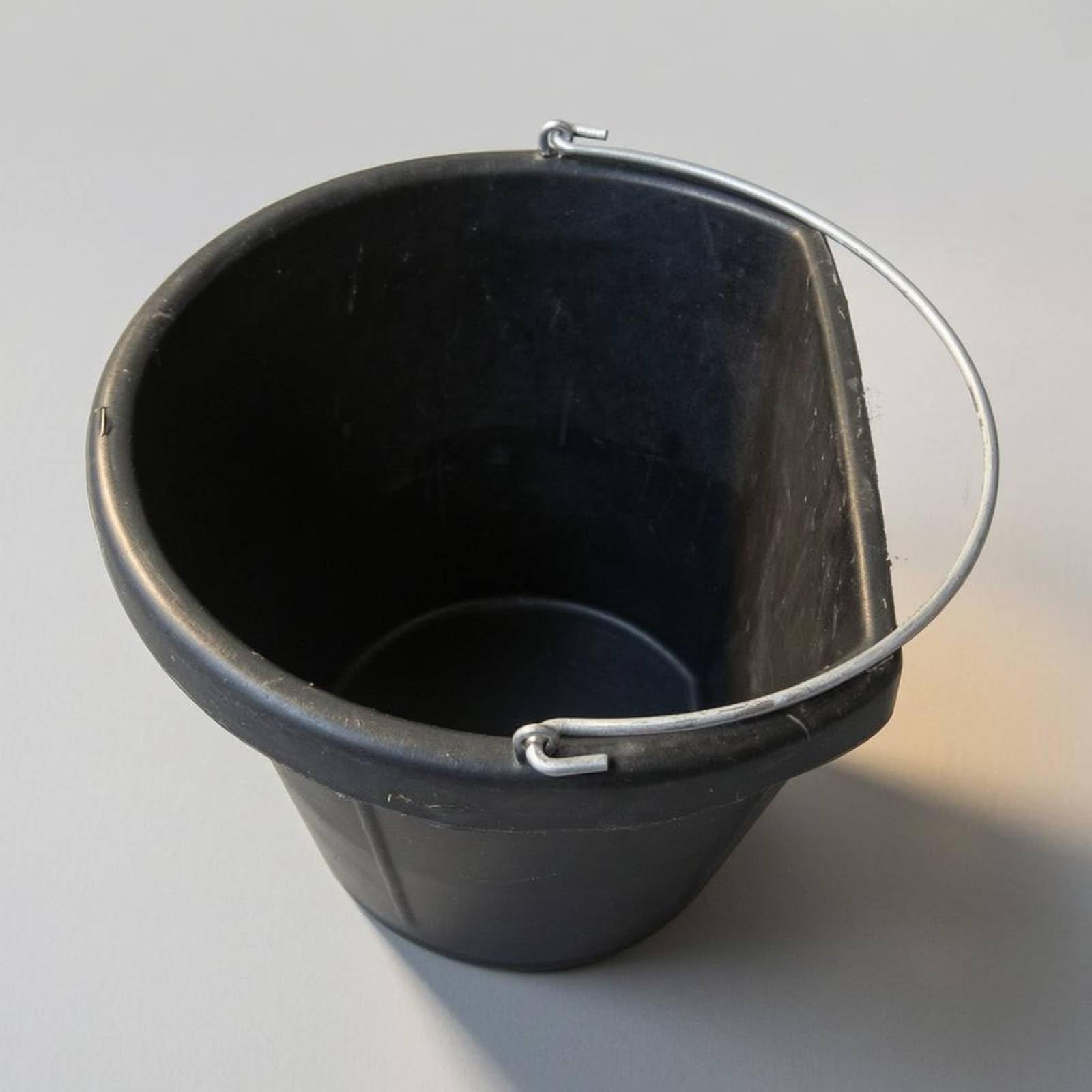 Cubo de Goma Cubo Alimentación Recipiente Contenedor con Asa Metálica Apertura Amplia y Cuerpo para Llenado Ágil Material Adecuado para Campo Estabulación Obra Civil Mantenimiento