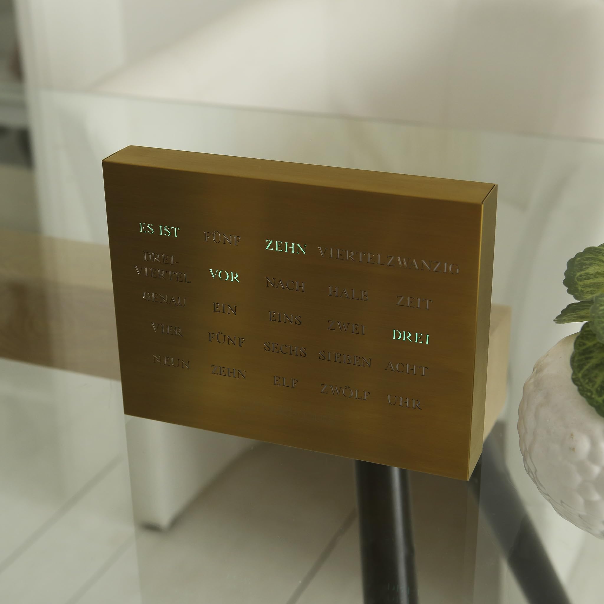 Elegante BoxClock Digitale Tischuhr – Moderne LED-Uhr mit WLAN & verstellbarem Standfuß – Gold Edition aus gebürstetem Edelstahl für Büro & Zuhause