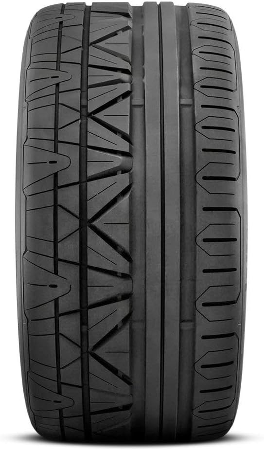 Van dichtbij view of the Nitto INVO tire tread pattern, highlighting the grooves and sipes.