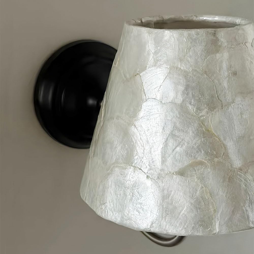 Kinkiet do sypialni, łabędzia, biały klosz z muszli i okrągła czarna metalowa płyta tylna, do wnętrz, sypialni, stolika nocnego, korytarza, salonu,