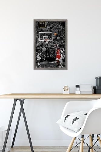 Miniatura 6 de Trends International Michael Jordan - Póster de pared The Shot, 22.4 pulgadas de largo x 14.7 pulgadas, versión enmarcada en madera de granero