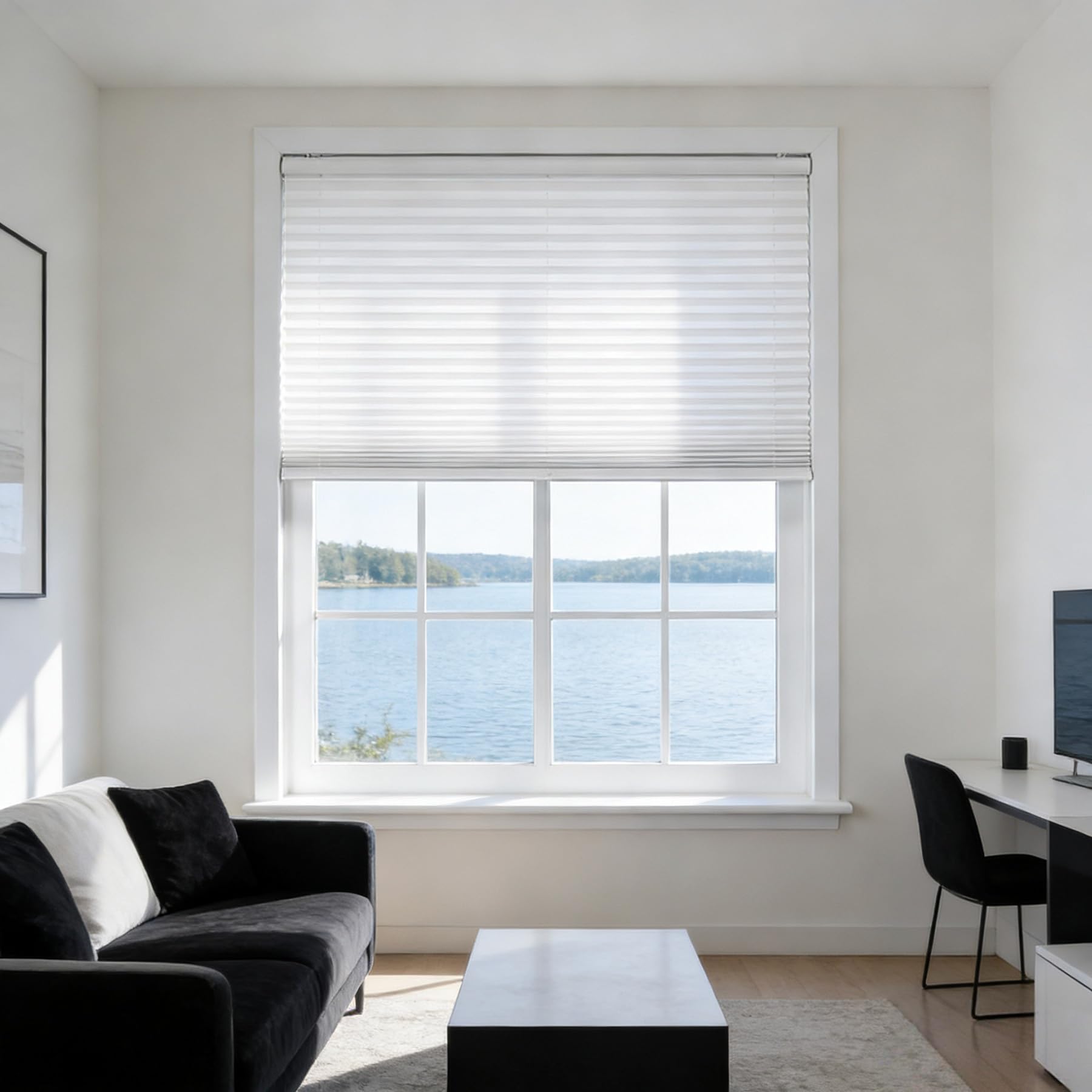 Store plissé blanc pour porte de terrasse et grande fenêtre de salon lumineuse