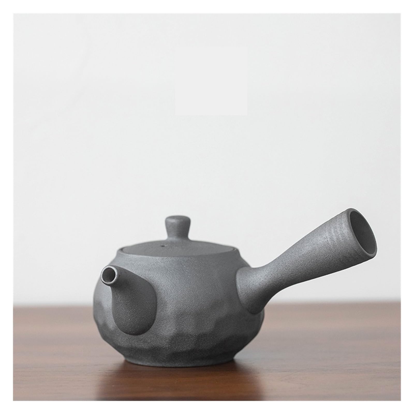 Théière en céramique de poterie brute et authentique