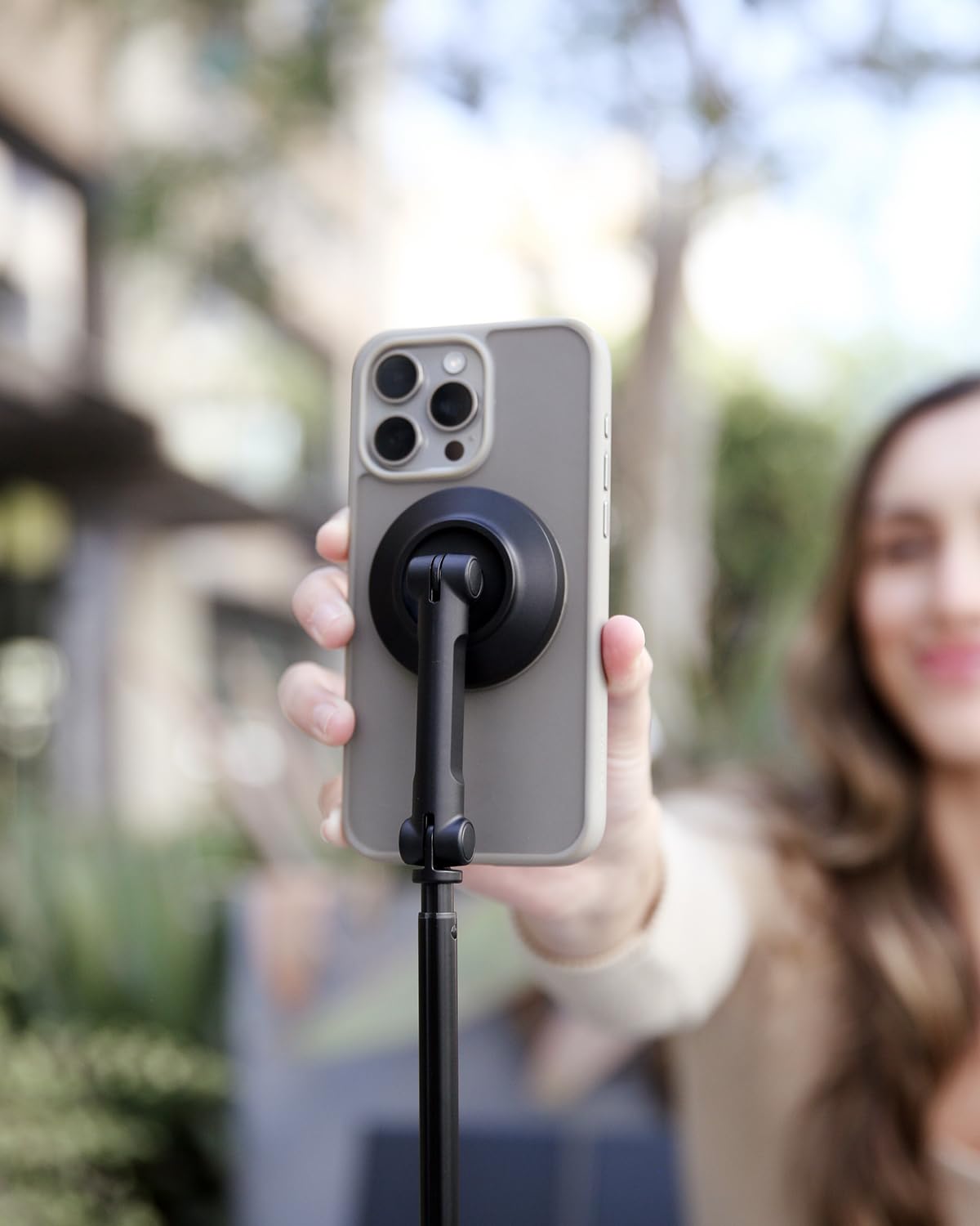 KraftGeek Treppiede magnetico per iPhone MagSafe - 66 '' Selfie Stick automatico con telecomando, treppiede portatile per registrazione video, viaggi, vlogging (nero)