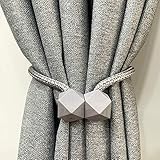 Adecuado para la mayoría de cortinas como cortinas opacas gruesas o cortinas delgadas. Para las cortinas finas, puedes envolverlas dos veces y atarlas, por lo que no tendrás que preocuparte por el tamaño es demasiado largo.