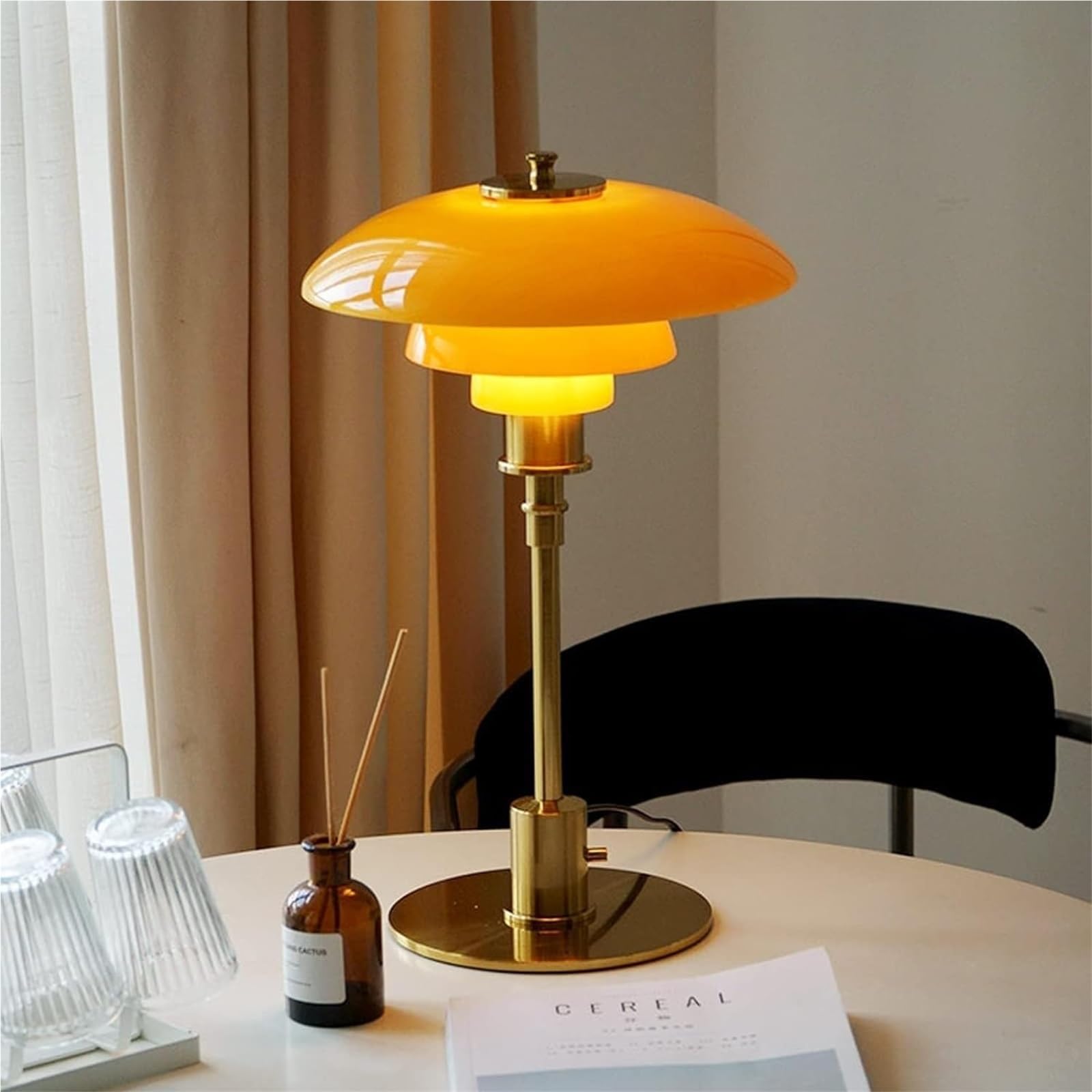 Lámpara de escritorio ajustable con múltiples modos de iluminación para uso versátil en el hogar y la oficina